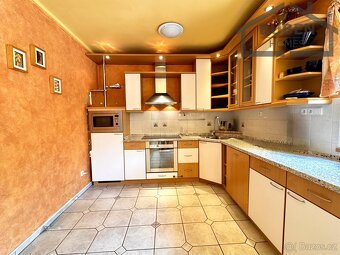Rodinný dům 6+1 (užitná plocha 230 m2) se zahradou (408 m2)  - 15