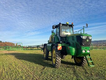 samochodný postřikovač JD R4040i - 15