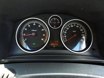 Opel Zafira B1.8,88Kw,rok2014,NOVÉ VČ.R.,1Maj.188258km.serv. - 15