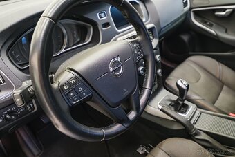 Volvo V40 cross country 2.0 D2 88kW, kamera,výhřev,navi,park - 15