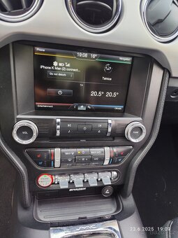 Ford Mustang, v krásném stavu, nové v ČR. Najeto 60 tis km - 15