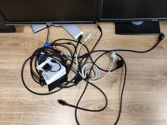 Funkční DELL monitory až 24" USB,DP,DVI a VGA - 15