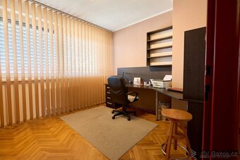 Prodej rodinného domu 5+kk  ( 219 m2) s garáží a bazénem,  B - 15