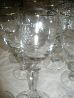 talíře, čajový servis,skleničky na víno,vysavač - 15