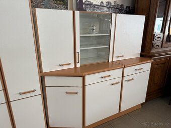 Moderní světlá kuchyně ze dvou částí - 15