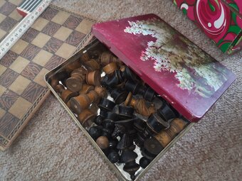 ŠACHY; staré dřevěné šachové figurky s patinou - komplet - 15