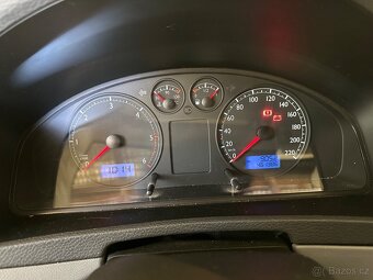 VW Multivan 4x2, 2,5 TD 96 kw,spací lavice,7 míst,tope - 15