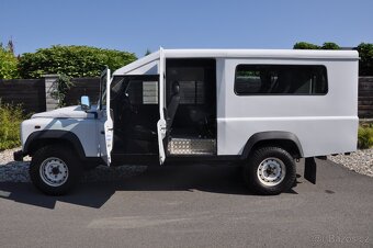 SPECIÁL Expediční Landrover Defender, 24 000 km, 1. majitel - 15
