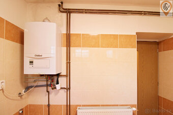 Prostorný rodinný dům se dvěma bytovými jednotkami, velkou z - 15