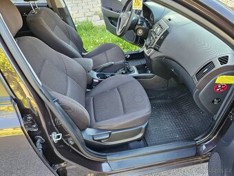 Hyundai i30 1.6i CW 130 km najeto - 15