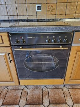 Krásná kuchyňská linka se spotřebiči - 15