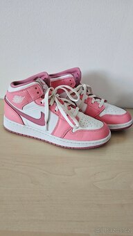 Nike Air Jordan 1 Mid Valentine's Day - 15