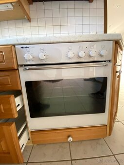 Masivní kuchyňská linka z Německa se spotřebiči - 15