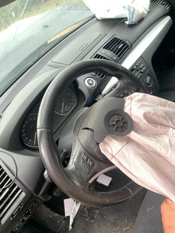 BMW E87 118i díly / na díly - 15