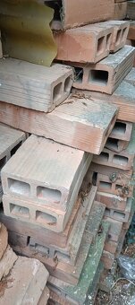 Prodám cihly cca 1500ks - 15