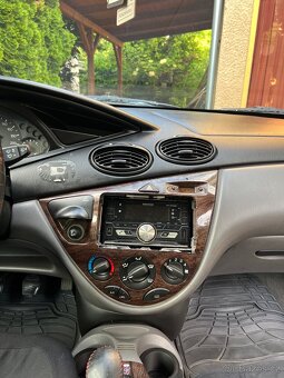 Ford Focus Combi 1.6i 74kW Zetec MK1 Ghia - 15