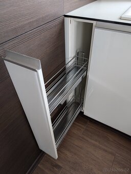 Luxusní moderní kuchyně s ostrůvkem včetně spotřebičů - 15