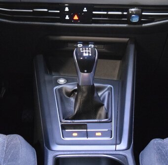 Volkswagen Golf 1.5 TSi LIFE IQ HD MATRIX nové ČR rv 2021 - 15