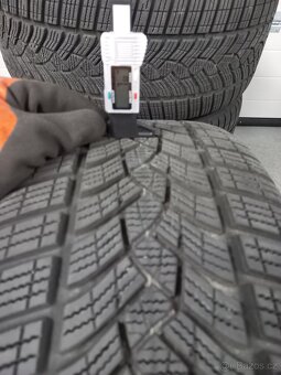 BMW 4 G26 i4 zimní sada M858  Goodyear 245/45 R18 TOP stav - 15