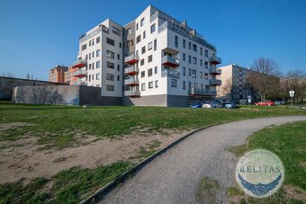Pronájem bytu 3+kk 93 m² + balkon, parkovací stání - 15