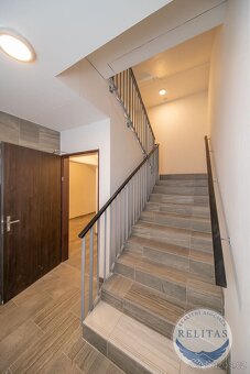 Pronájem nezařízeného bytu 1+kk 34 m² + 6 m² + balkon, Praha - 15
