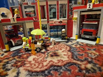 Lego City hasičská stanice 60110 - 15