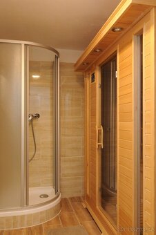 Zrekonstruovaný dům se stavební parcelou 1500m2 u Klínovce. - 15