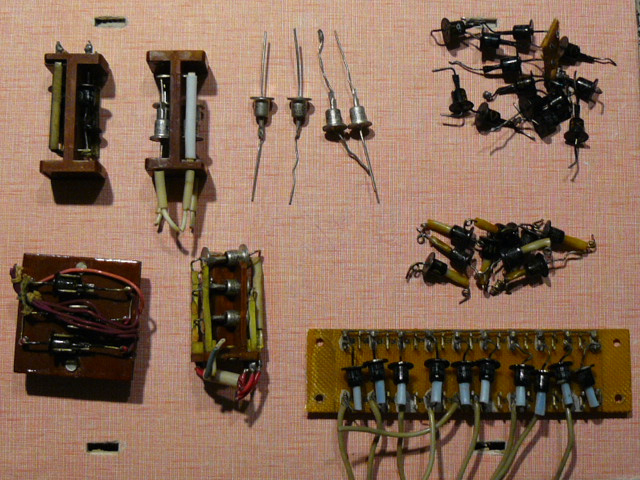 Náhradní díly pro starší elektronické přístroje TESLA a jiné - 16