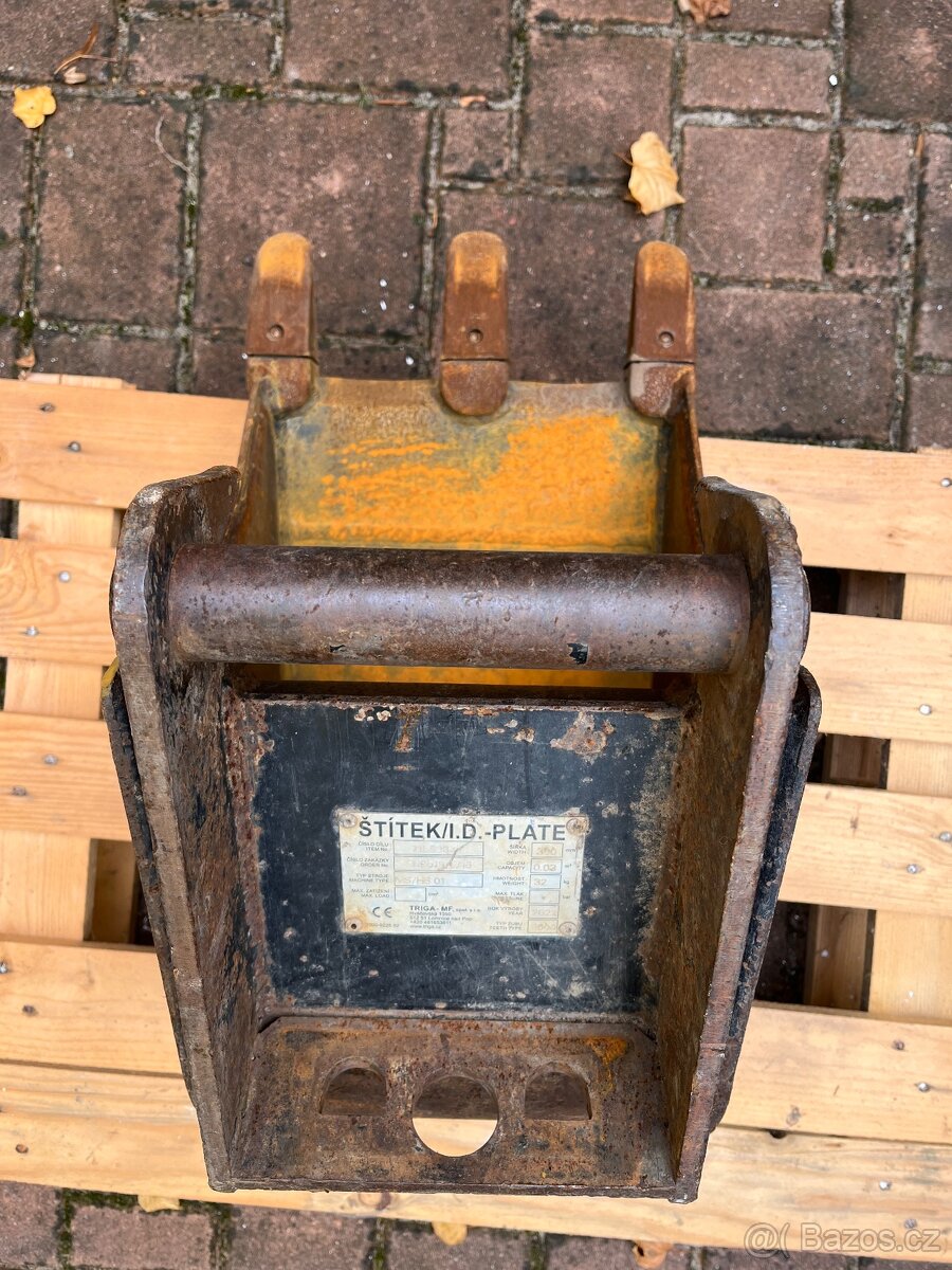 Bagřík KOMATSU PC16R-3HS - 16