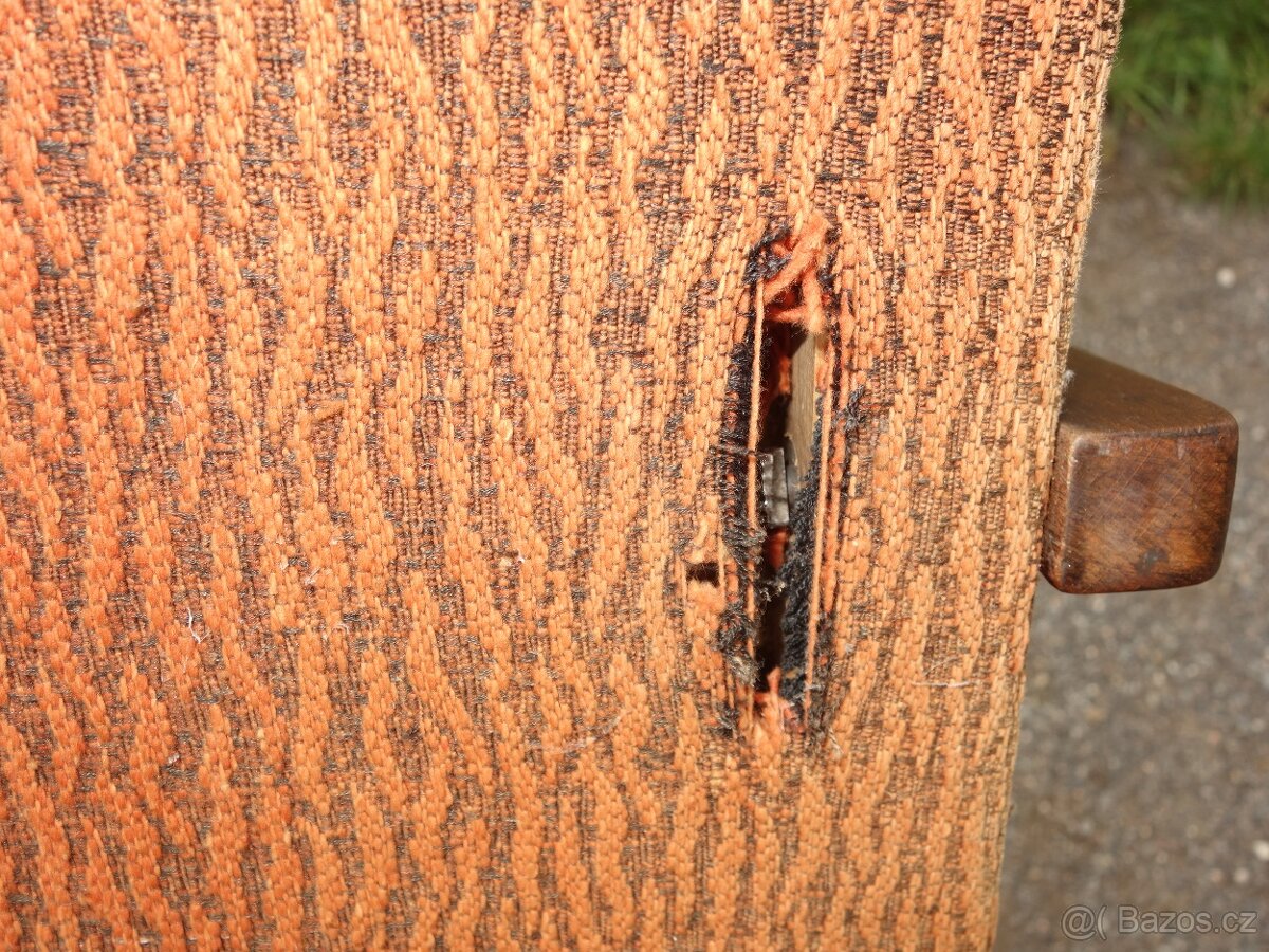 Dvě křesla, cena je dohromady - 16