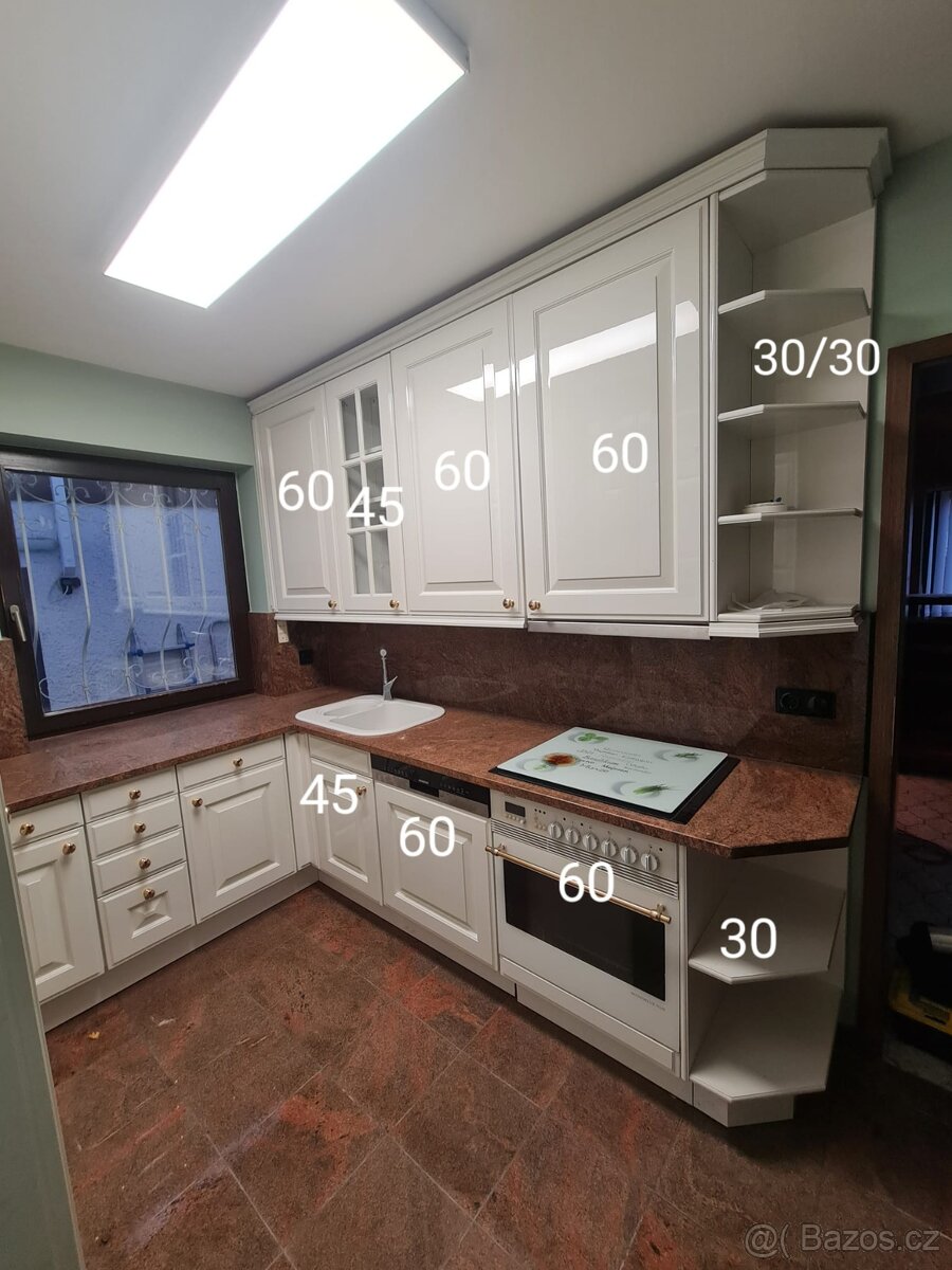 Krásná moderní kuchyňská linka se spořebiči - 16