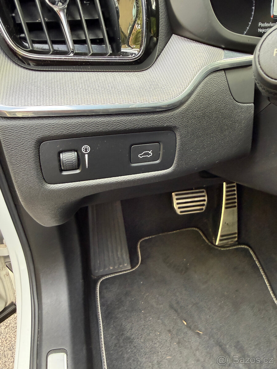 Volvo XC60 D4 R-Design, 140 kW, nez. topení, tažné zar. - 16