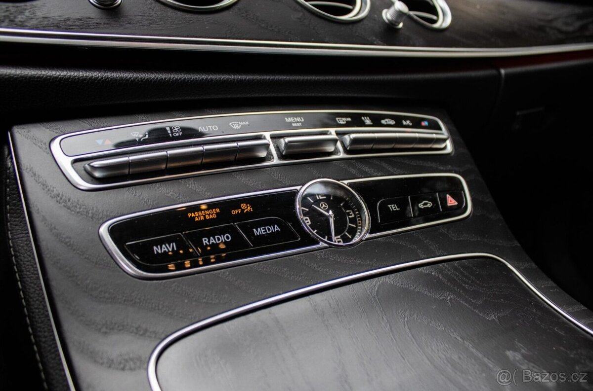 Mercedes-Benz E trieda Kombi 400 4MATIC A/T - 16