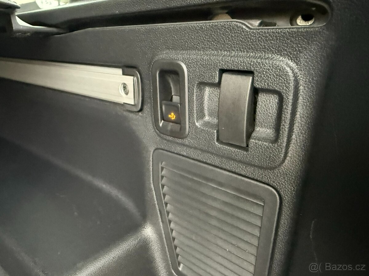 VW Touran 2.0TDi r.v.2020 manuál 110kw panorama el. tažné - 16
