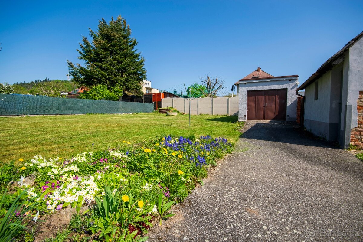 Prodej prostorného rodinného domu s dvěma byty a zahradou - 16