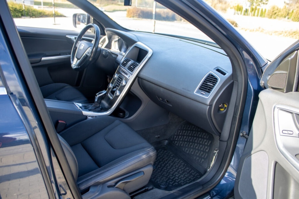 VOLVO XC60 (2015) - 16