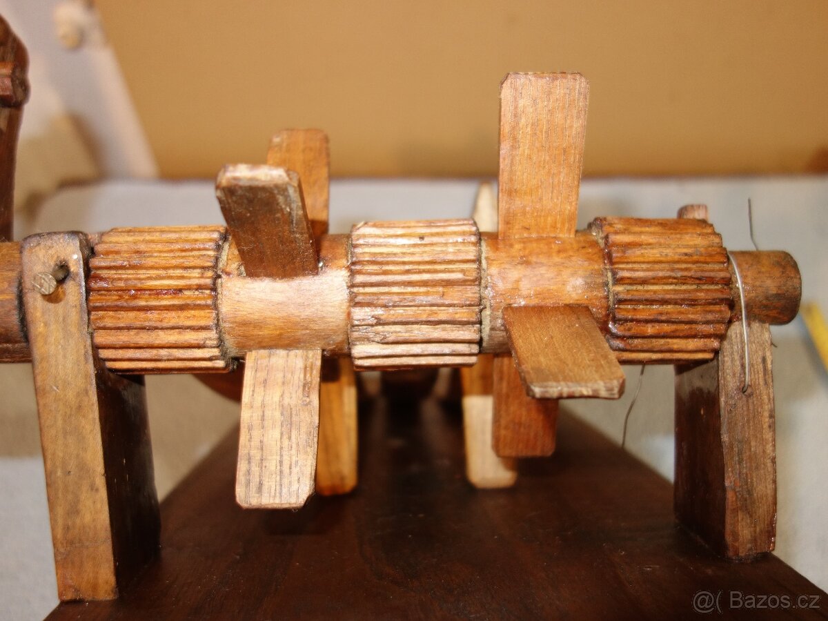 Stará velikonoční hrkačka-klapačka, super model - 16