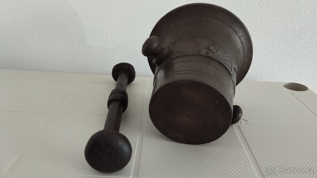 Starý válečný litinový hmoždíř s dělem a rokem 1914-1917 - 16