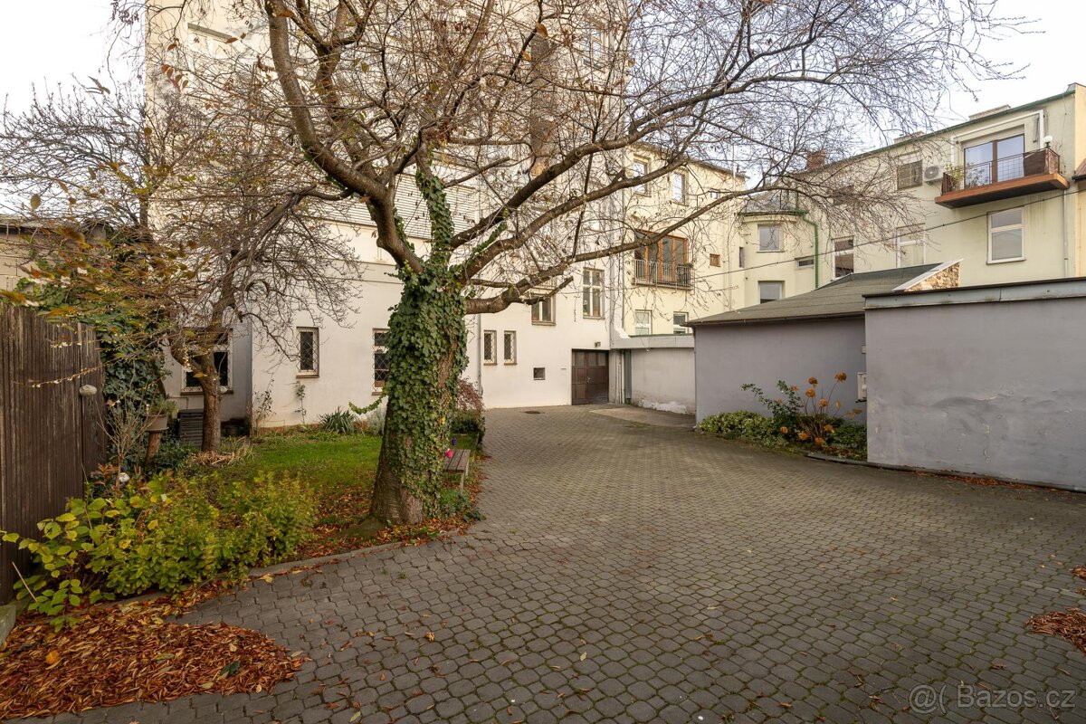 Prodej bytu 4+1 (139m2) s garáží a zahradou, ul. Poděbradov - 16