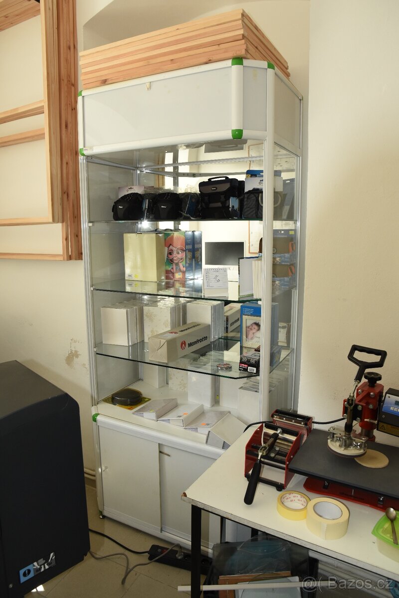 Vitríny, pulty, skřínky, pracovní stoly - 16