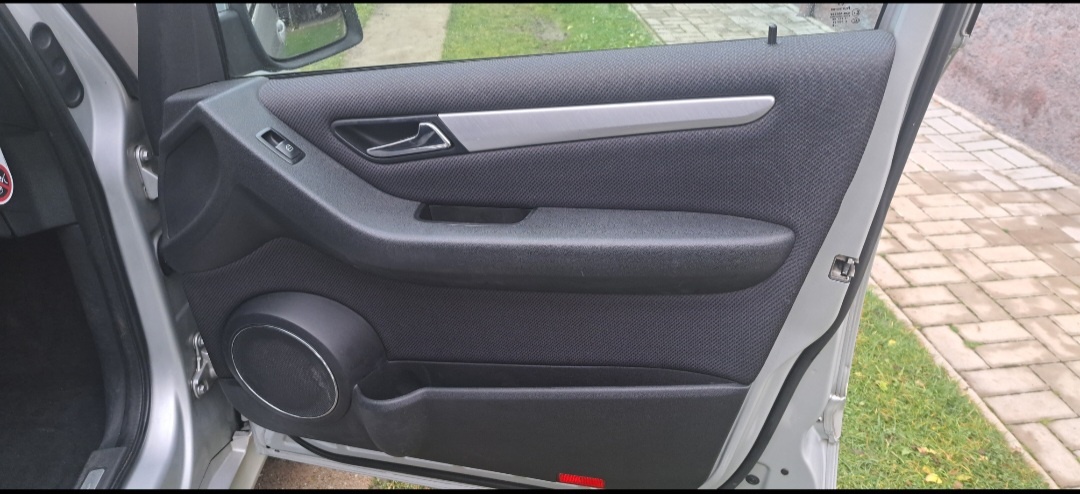 Mercedes-Benz B - 16