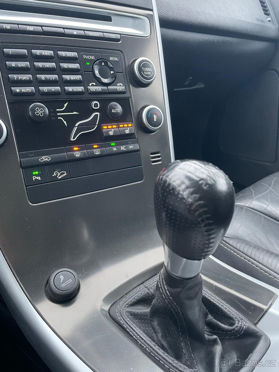 Volvo XC60 2.4 D5 151 kW • AWD 4×4 • R-Design • Manuál • - 16