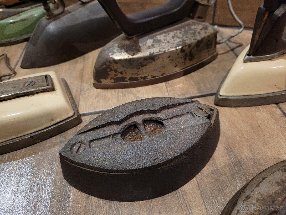 sbírka starožitných žehliček - 16