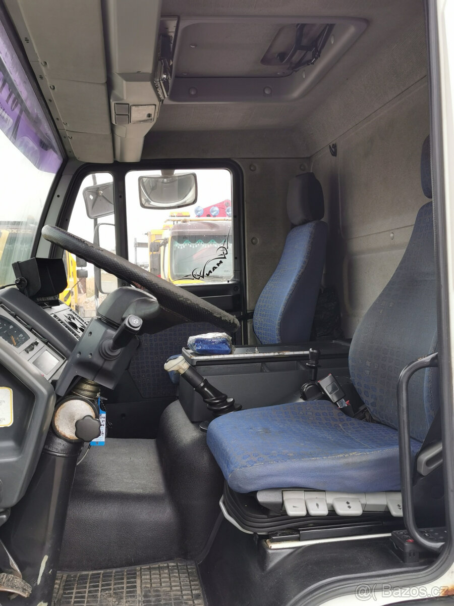 Prodám MAN LE 12.220 4X2 BL EURO 3 skříň s hydraulickým č. - 16