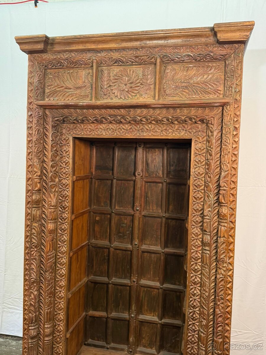Indická ručně řezaná portálová skříň (136003) - 16