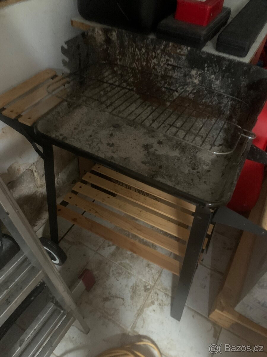 Úklid garáže: gril, nářadí, krmítko, houpačka pro slepice - 16