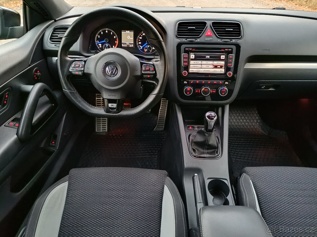 Volkswagen Scirocco R 265PS rok 2012, manuál - 16
