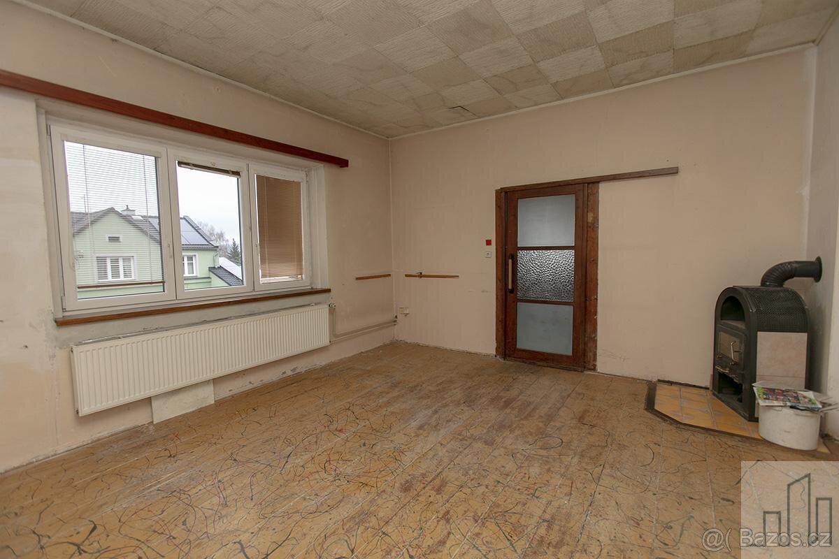 Prostorný dvougenerační rodinný dům v obci Lahošť, okres Tep - 16