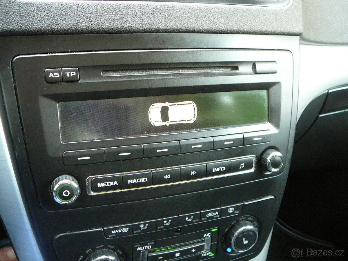 ŠKODA YETI 2.0 TDI 103KW 4x4 CLIMATRONIC OPCPARK VYH.SEDADLA - 16