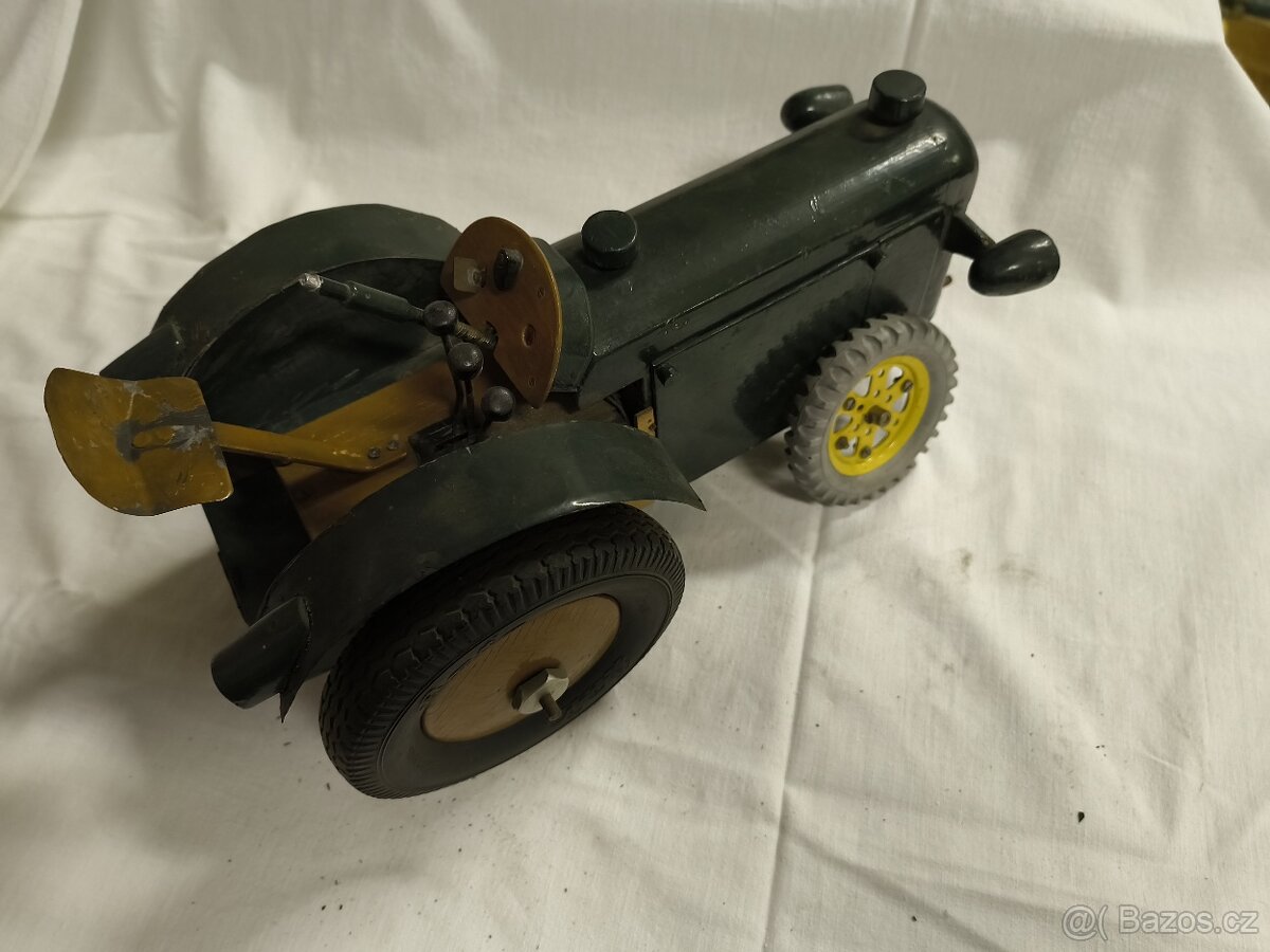 Starý model traktoru Zetor 25 - 16